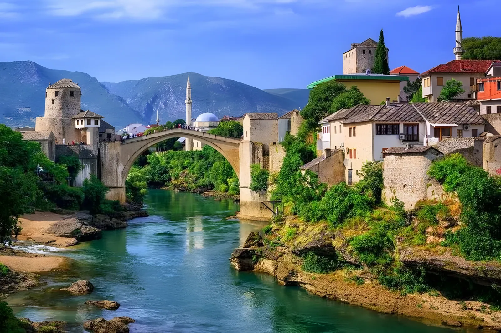 Kameni lučni most preko zelene reke sa istorijskim zgradama i planinama · Mostar, Dubrovnik i Trebinje - 2 noćenja