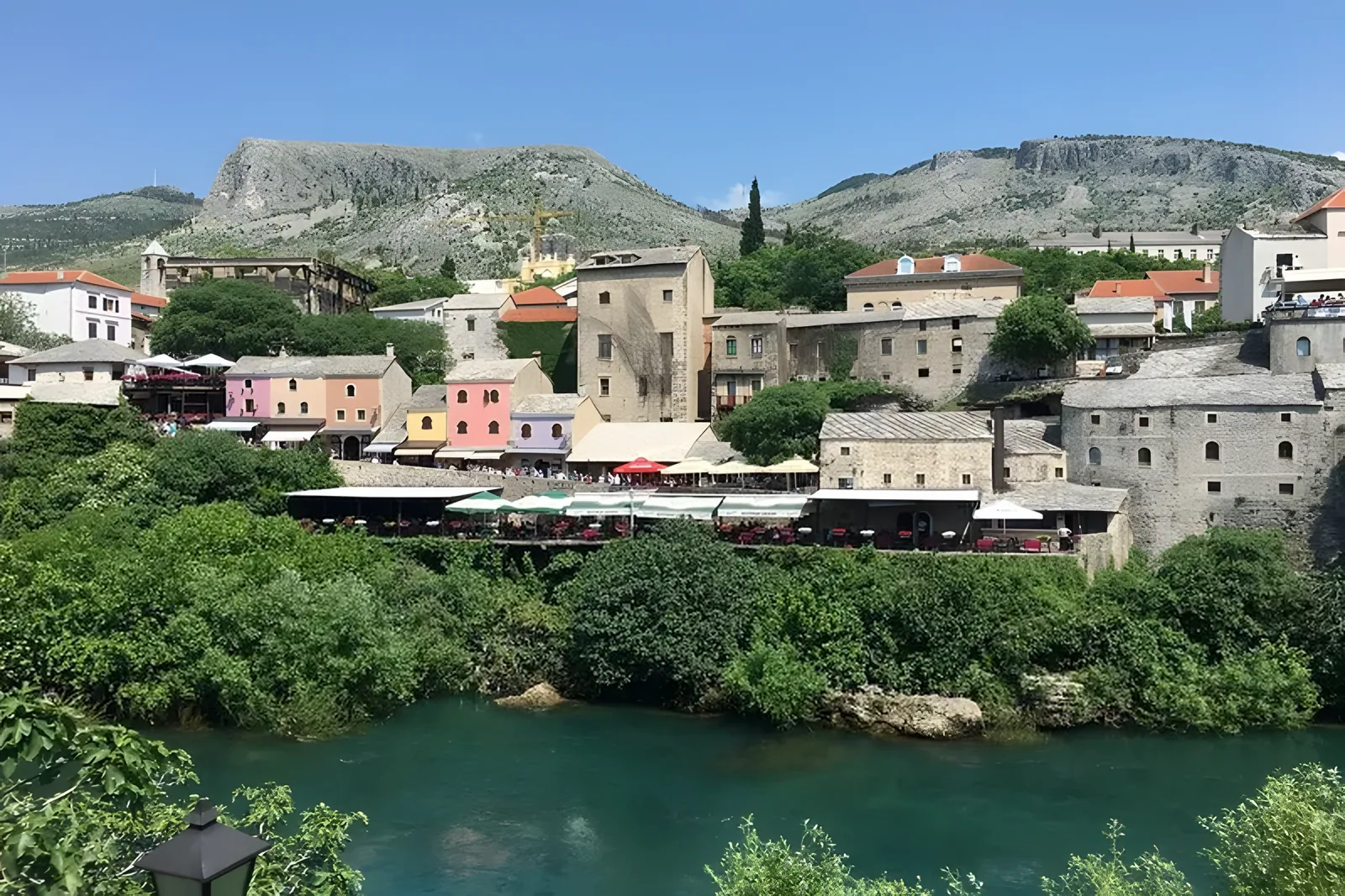 Šareno istorijsko priobalno naselje sa kamenim zgradama i zelenim planinama · Mostar, Dubrovnik i Trebinje - 2 noćenja