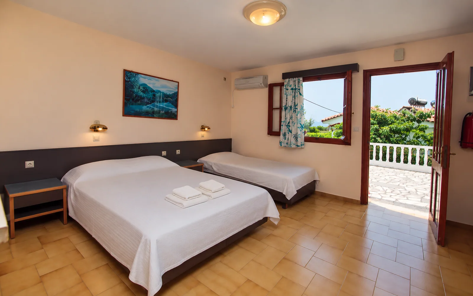 Soba sa bračnim i pomoćnim ležajem i vratima na balkon · Vila Katerina, Kefalonia
