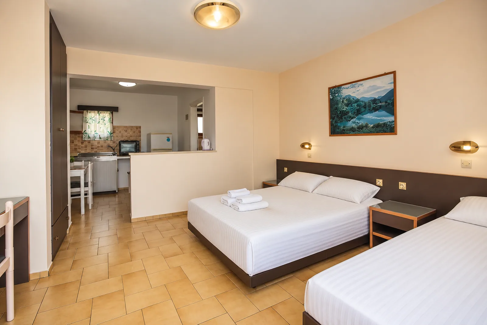 Studio sa bračnim i pomoćnim ležajem, u dnu kuhinjski deo · Vila Katerina, Kefalonia