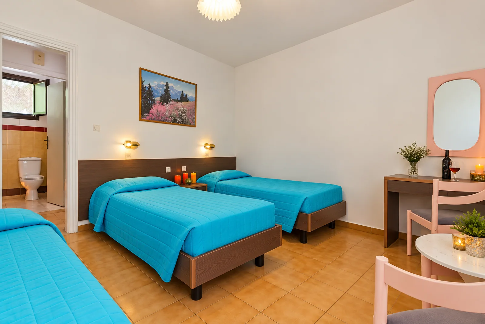 Trokrevetna soba sa tirkiznim prekrivačima i stočićem uz prozor · Vila Katerina, Kefalonia