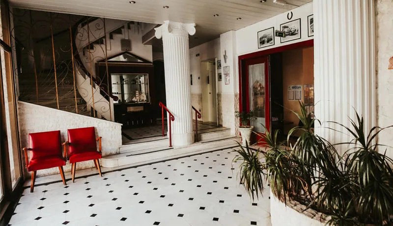 Lobi sa crvenim foteljama i podom od pločica · Hotel Achillion, Lutraki