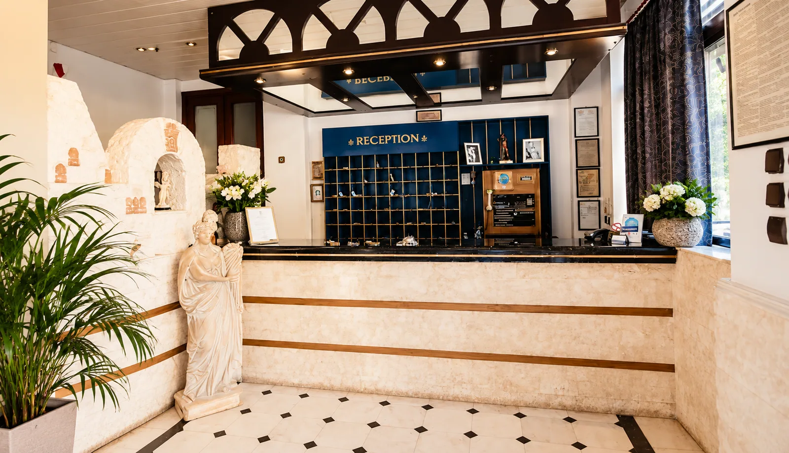 Recepcija sa podom od crno-belih pločica i biljkama · Hotel Achillion, Lutraki