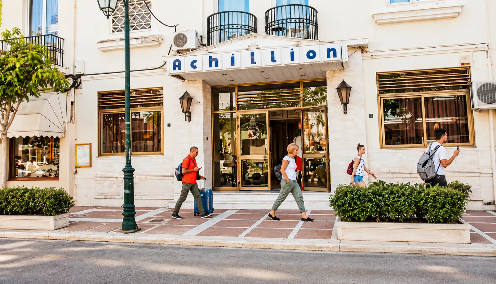 Ulaz u hotel sa natpisom Achillion na fasadi · Hotel Achillion, Lutraki