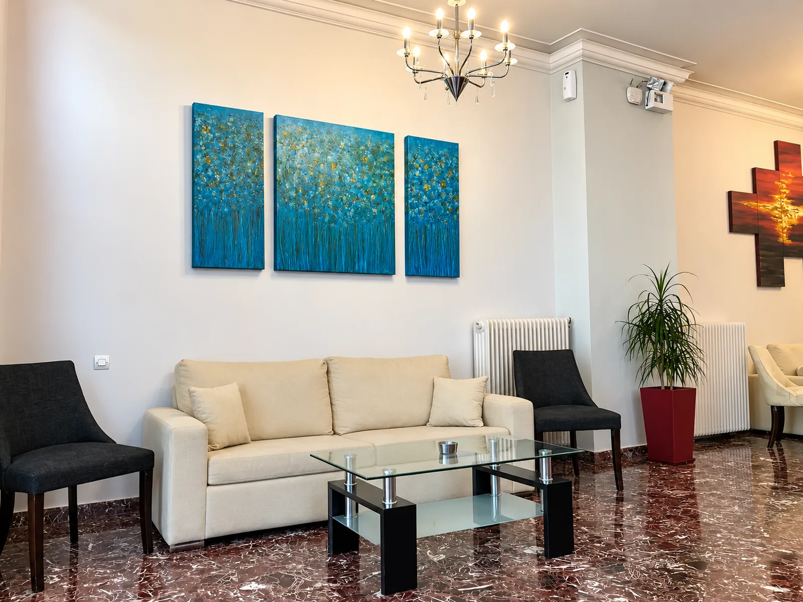 Salon sa sofom, foteljama i staklenim stočićem · Hotel Bakos, Lutraki