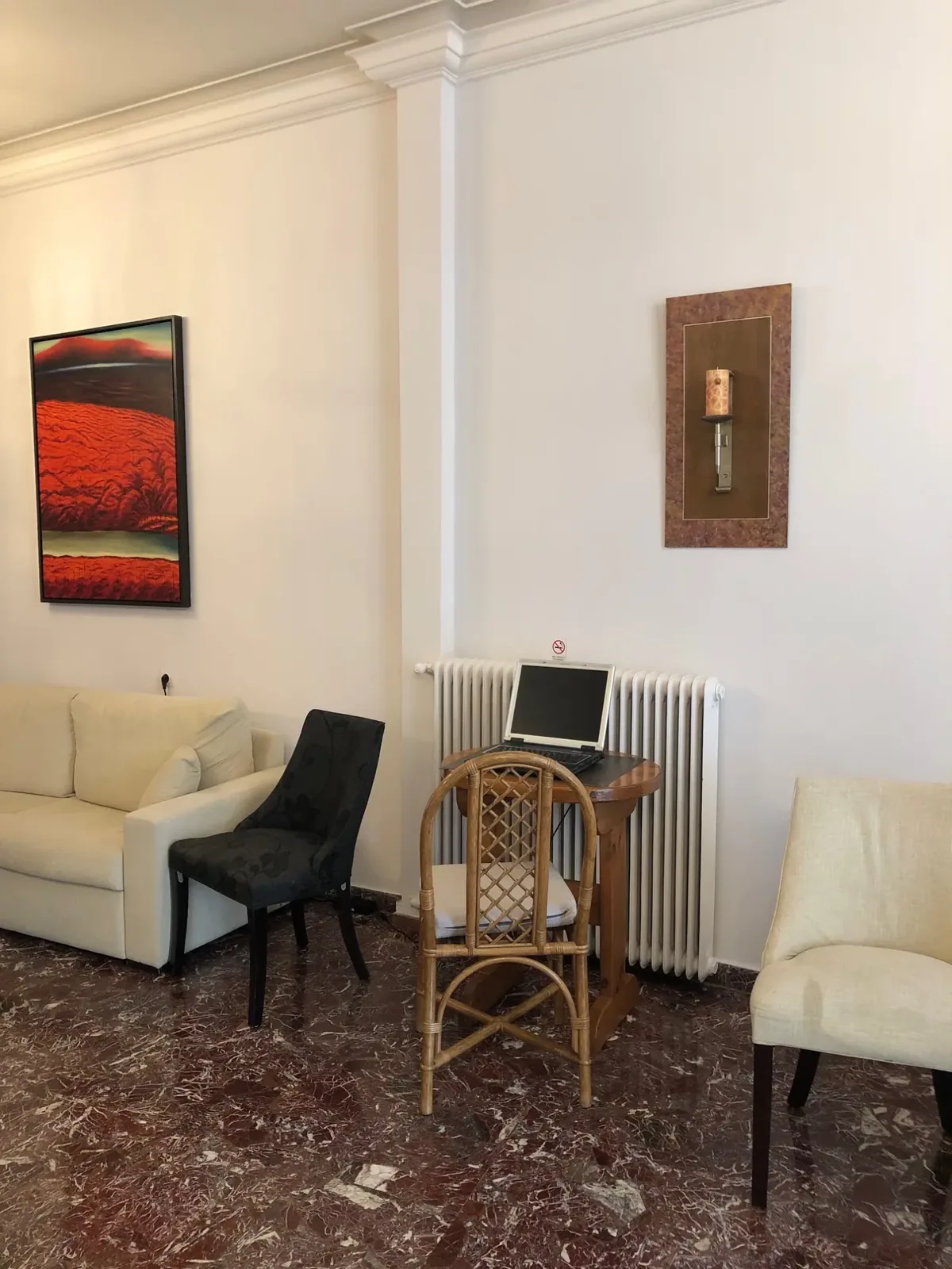 Soba sa sofom i radnim stolom · Hotel Bakos, Lutraki