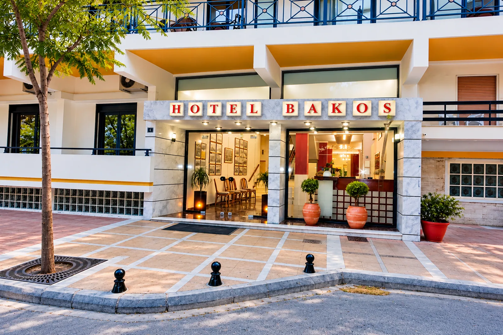 Ulaz u hotel sa natpisom Hotel Bakos · Hotel Bakos, Lutraki