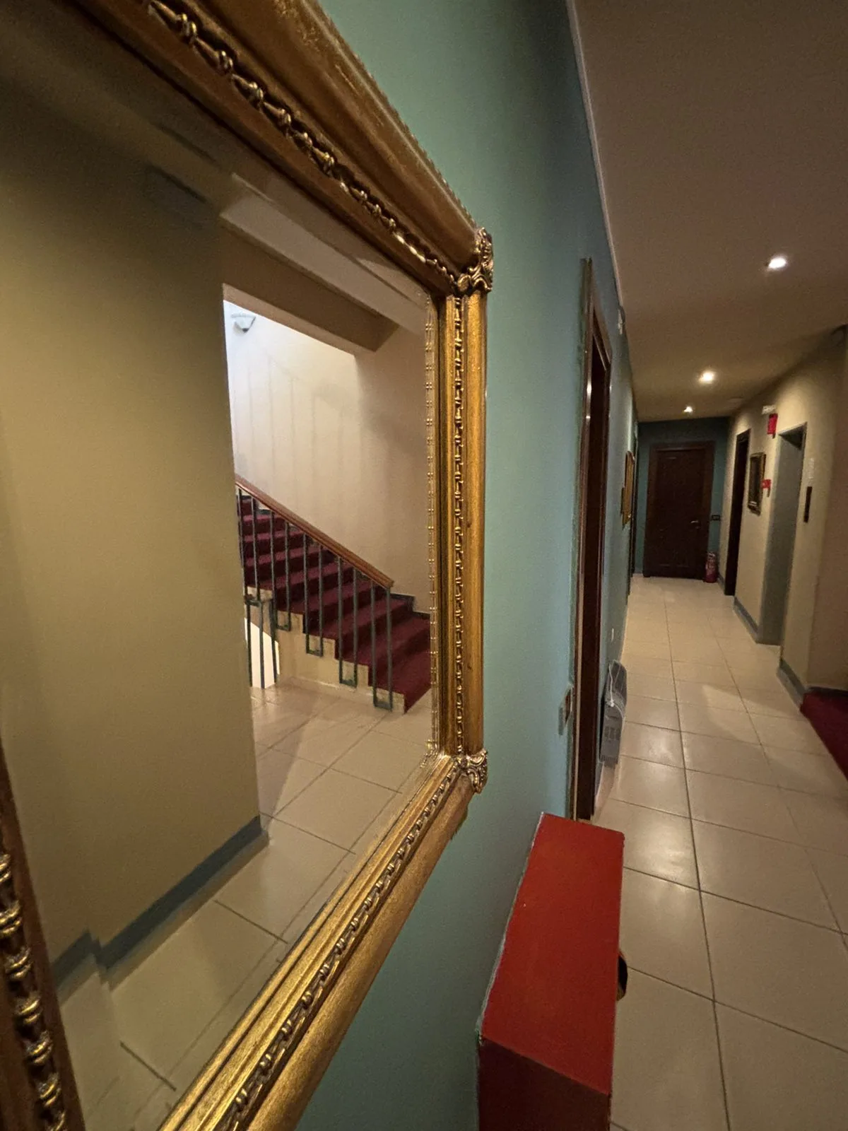 Elegantan hodnik sa ogledalom na zidu i stepeništem · Hotel Central Mantas, Lutraki