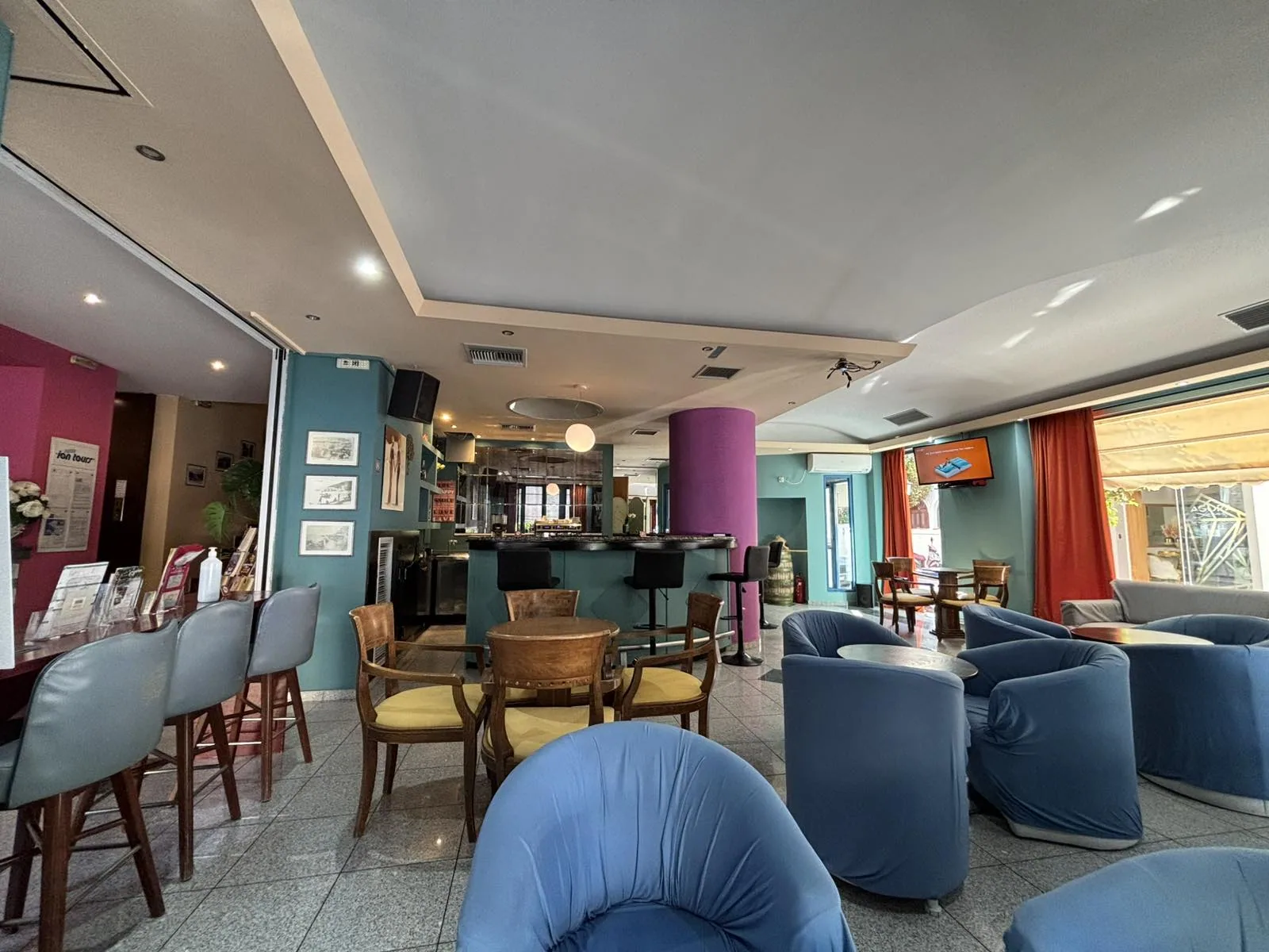 Moderan lobi bar sa sedištima i šarenim enterijerom · Hotel Central Mantas, Lutraki