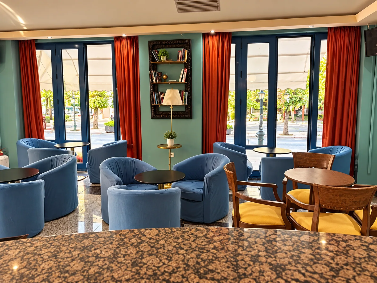 Salon sa plavim foteljama i šankom · Hotel Central Mantas, Lutraki