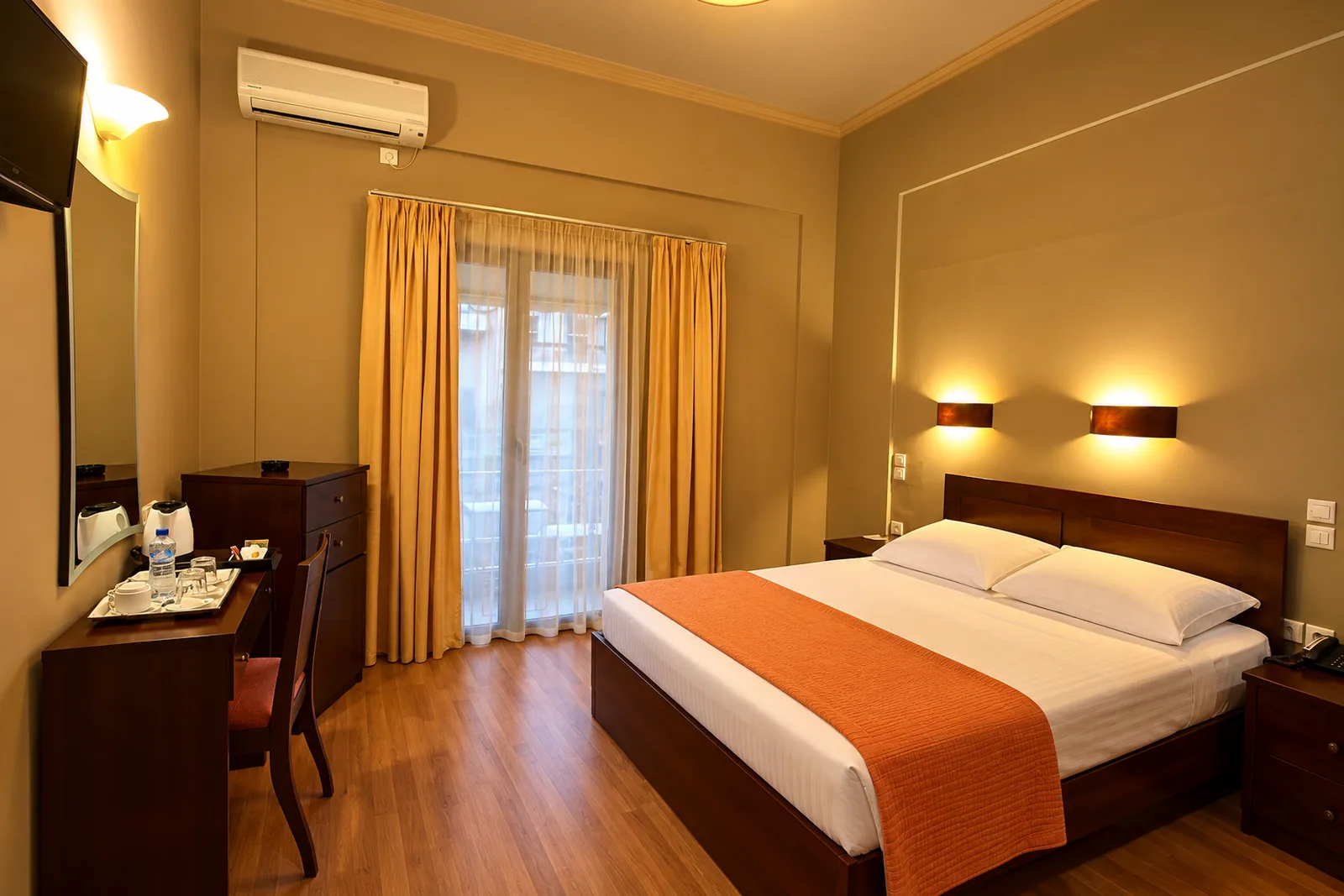 Soba sa bračnim krevetom, radnim stolom i balkonskim vratima · Hotel Central Mantas, Lutraki