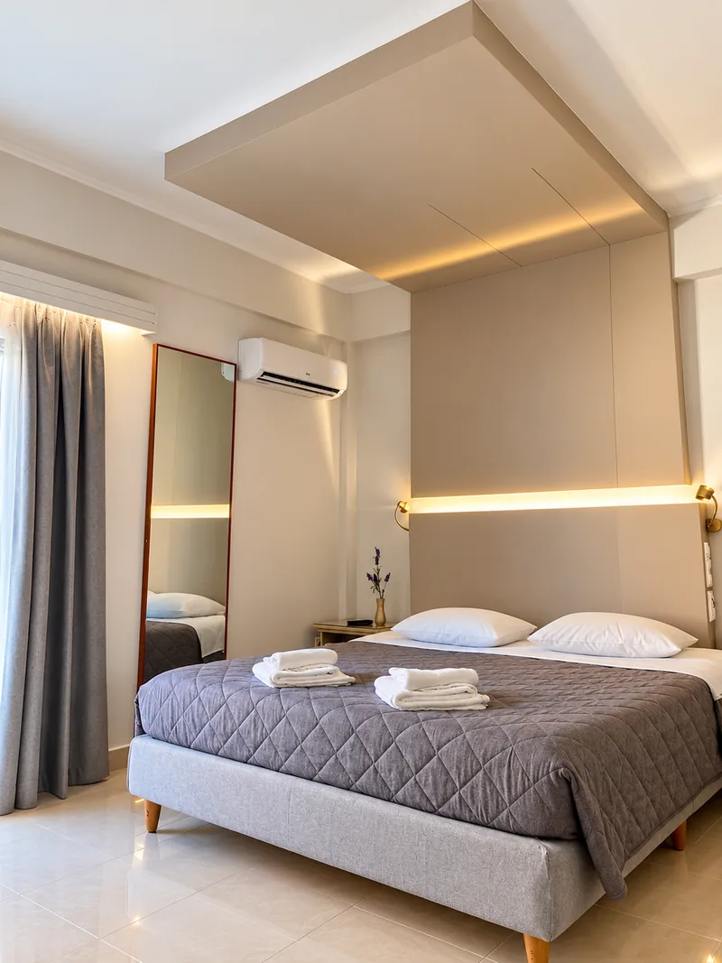 Soba sa bračnim krevetom i klima-uređajem · Hotel Mantas, Lutraki