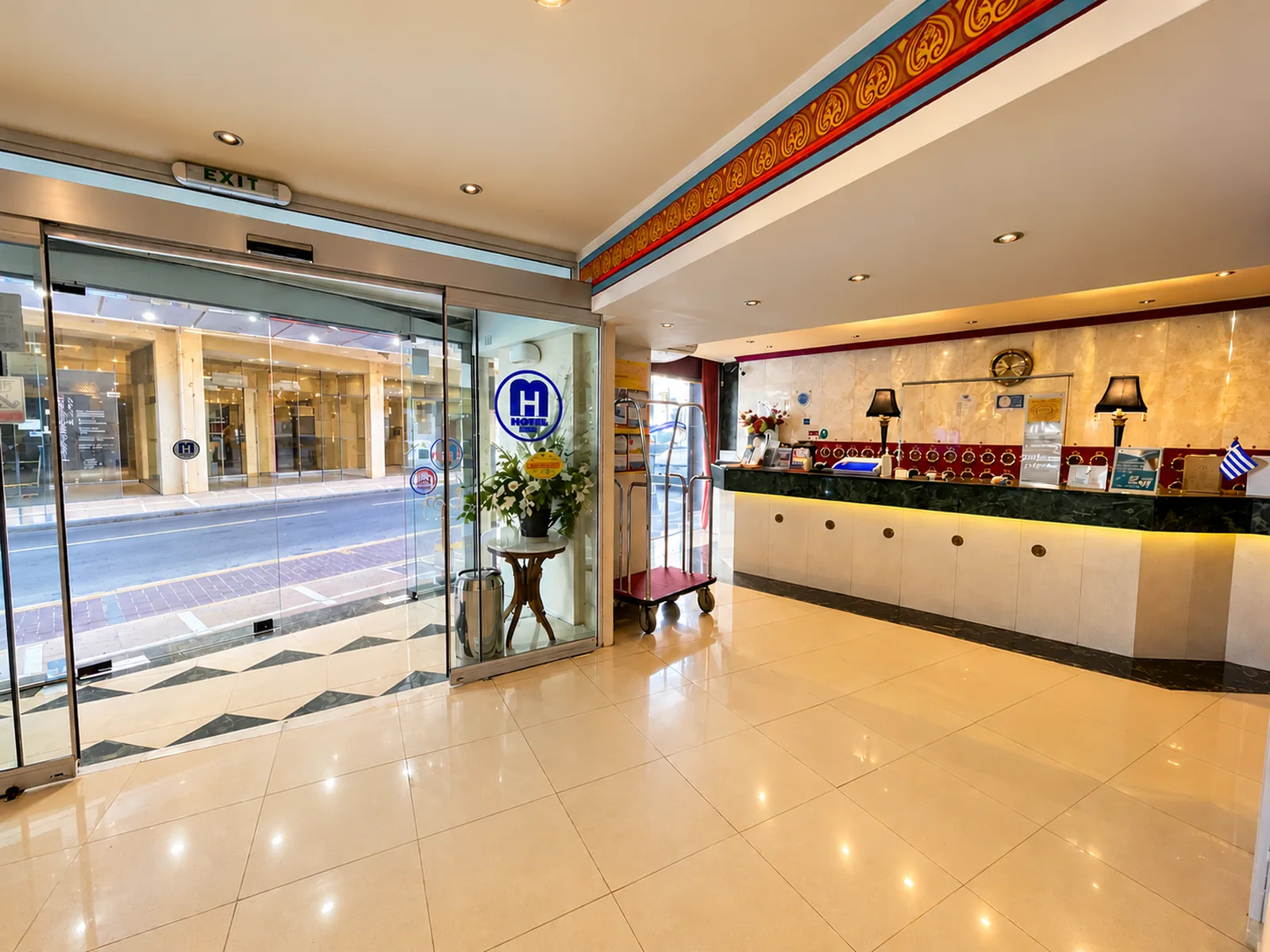Ulaz i recepcija sa staklenim vratima i mermernim podom · Hotel Mantas, Lutraki