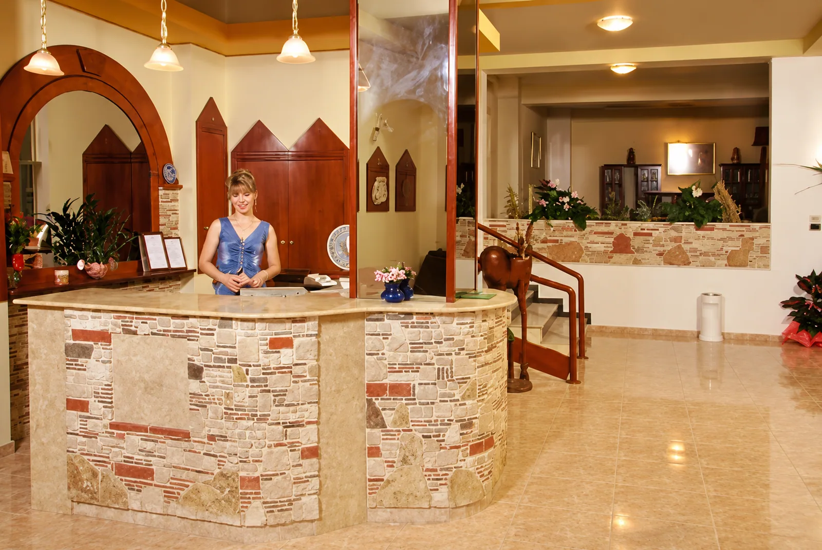 Recepcija sa kamenim pultom · Hotel Marko, Lutraki