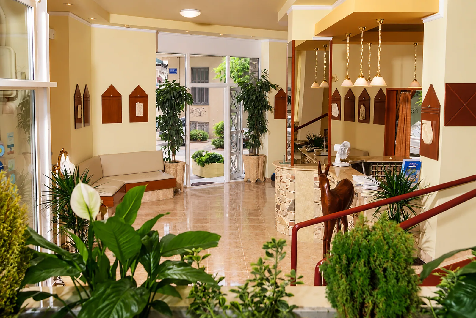 Ulaz u hotel sa biljkama i stepeništem · Hotel Marko, Lutraki