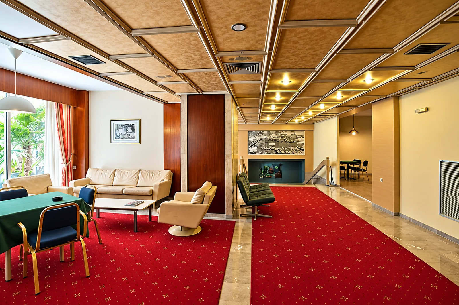 Prostrani hol sa crvenim tepihom i sedećim delovima · Hotel Paolo, Lutraki