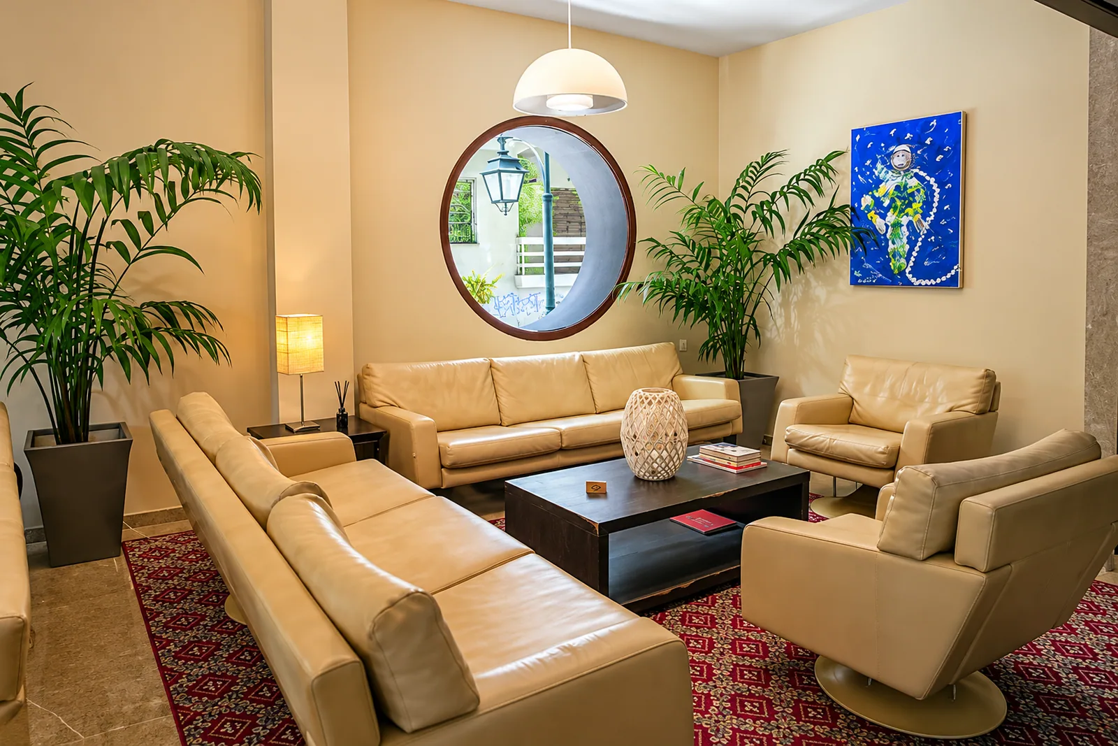 Salon sa sofama, foteljama i okruglim prozorom · Hotel Paolo, Lutraki