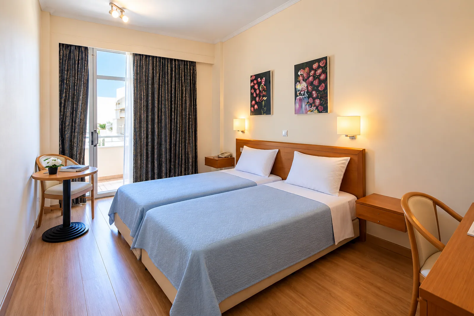 Dvokrevetna soba sa plavim prekrivačima i balkonskim vratima · Hotel Paolo, Lutraki