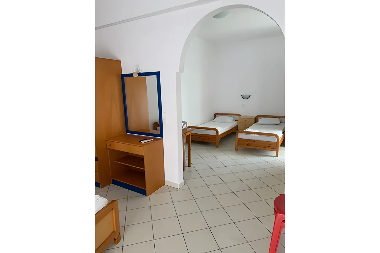 Soba sa dva pojedinačna kreveta vidljiva kroz ulazni luk · Vila Irini, Tasos