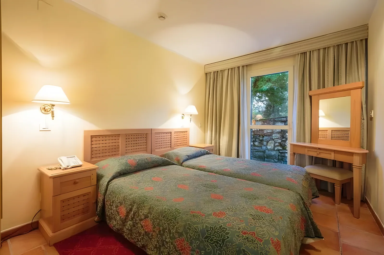 Bračna soba sa drvenim nameštajem, izlazom na balkon i toplim osvetljenjem · Istra - Poreč - Leto 2026. - Apartmani Bellevue Plava Laguna 4*