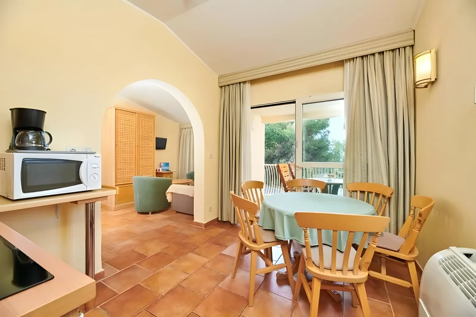 Prostrana soba sa kuhinjicom, trpezarijskim stolom i balkonom s pogledom na vrt · Istra - Poreč - Leto 2026. - Apartmani Bellevue Plava Laguna 4*