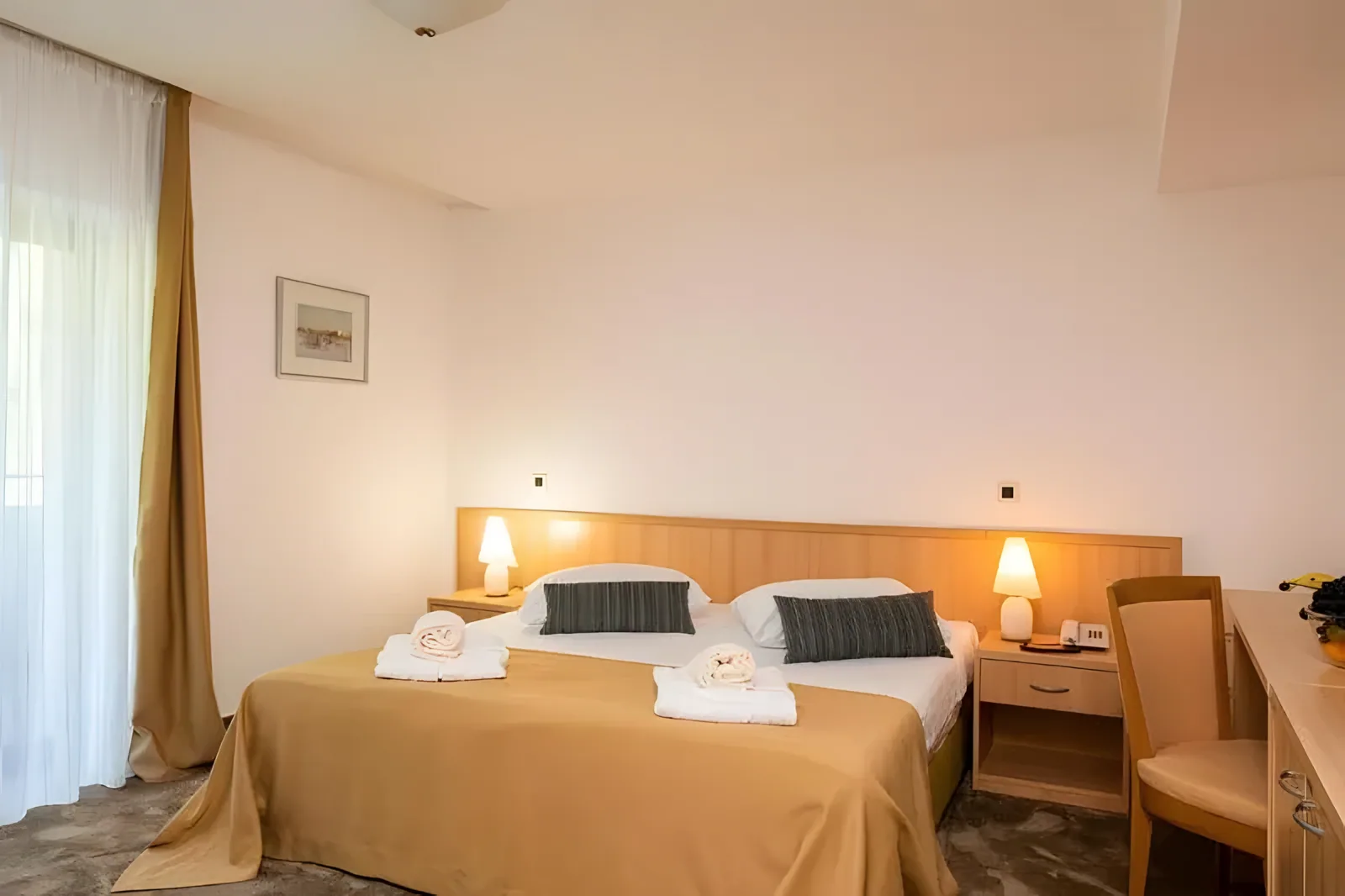 Bračna soba sa prozorom, foteljama i modernim nameštajem · Istra - Poreč - Leto 2026. - Hotel Flores 4*, Istra