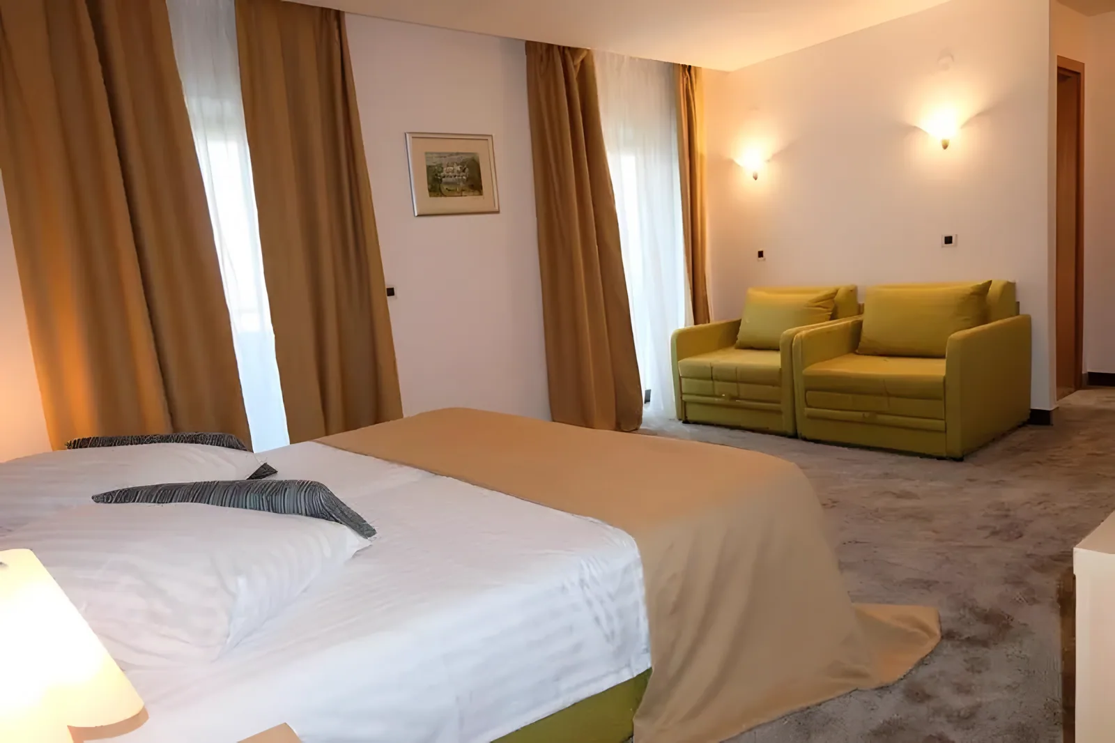 Apartman sa bračnim krevetom i žutim foteljama u dnevnom boravku · Istra - Poreč - Leto 2026. - Hotel Flores 4*, Istra
