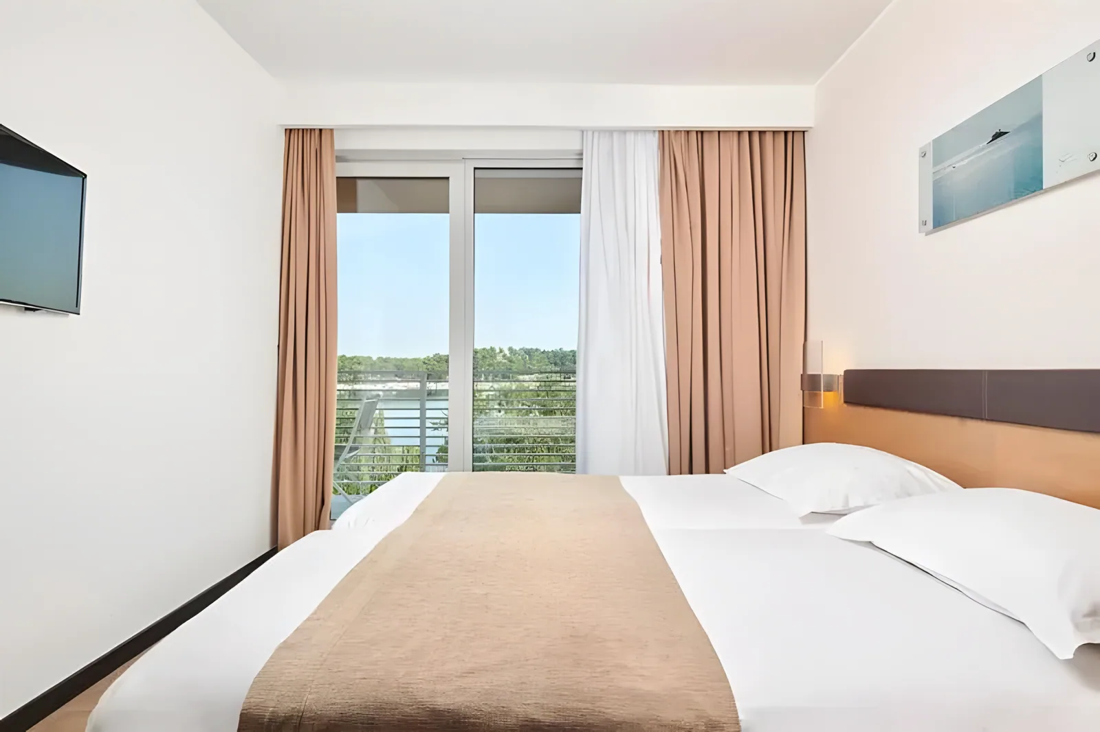 Prostrana soba sa velikim prozorom, balkonom i panoramskim pogledom · Istra - Poreč - Leto 2026. - Hotel Molindrio Plava Laguna 4*