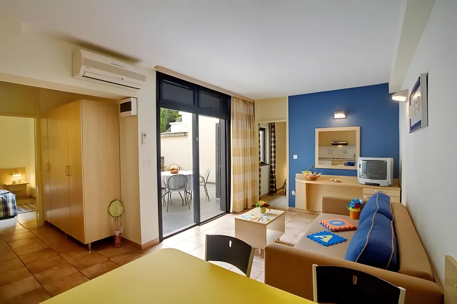 Apartman sa ormarom, sofom, izlazom na balkon i plavim detaljima · Istra - Poreč - Leto 2026. - Hotel Valamar Diamant Residense 3*