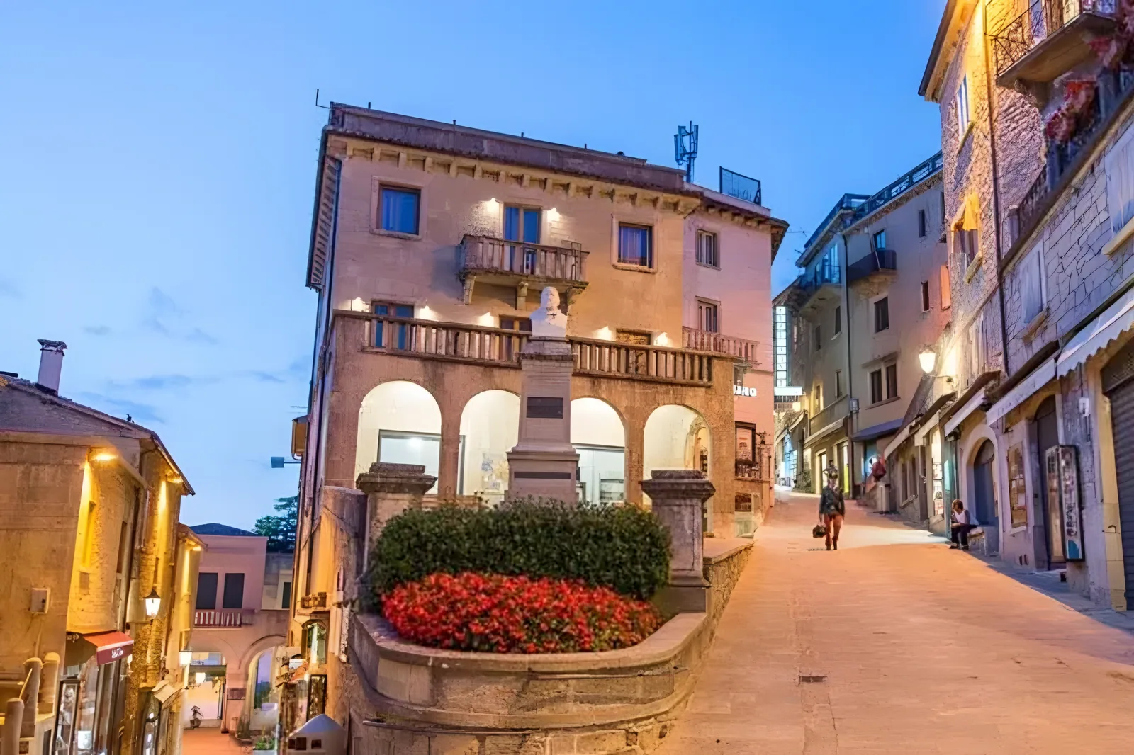 Večernja ulica sa zgradom boje terakote i crvenim cvećem · Rimini i San Marino - 3 noćenja, Rimini i San Marino