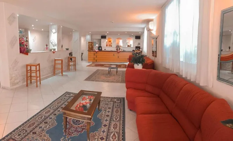Lobi sa crvenim kaučem i barom · Hotel Admiral, Cervia - Pinarella