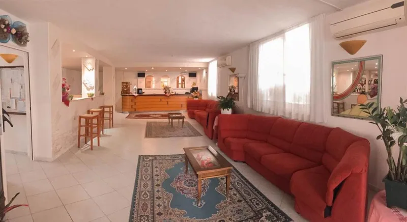 Lobi sa crvenim sofama i recepcijom · Hotel Admiral, Cervia - Pinarella