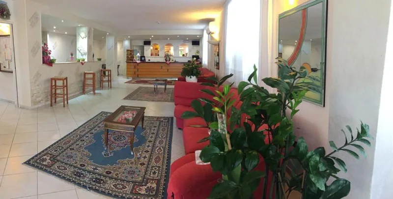Lobi sa biljkama i crvenim sofama · Hotel Admiral, Cervia - Pinarella