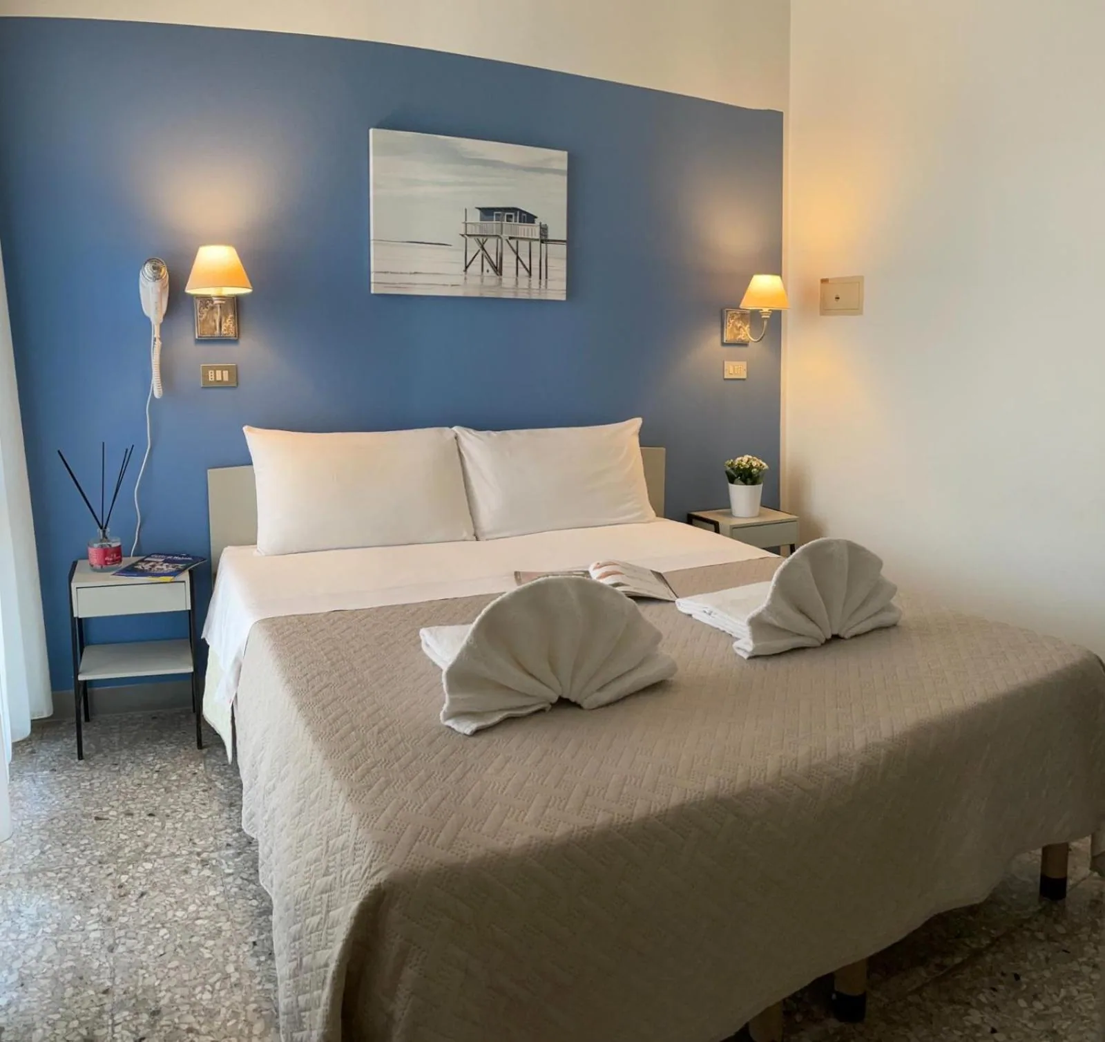 Soba sa krevetom i uvijenim peškirima · Hotel Alfa, Torre Pedrera