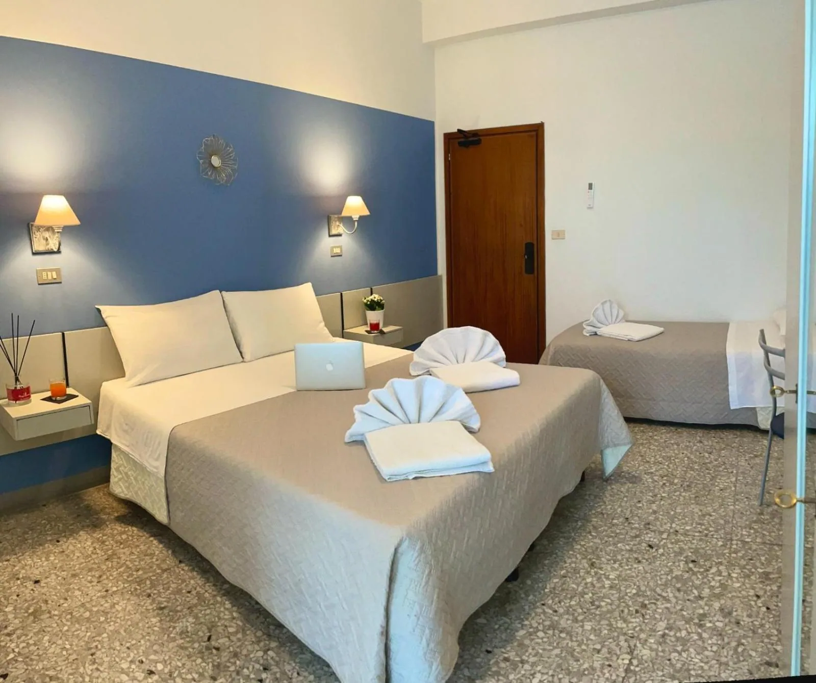 Soba sa krevetom i vratima · Hotel Alfa, Torre Pedrera