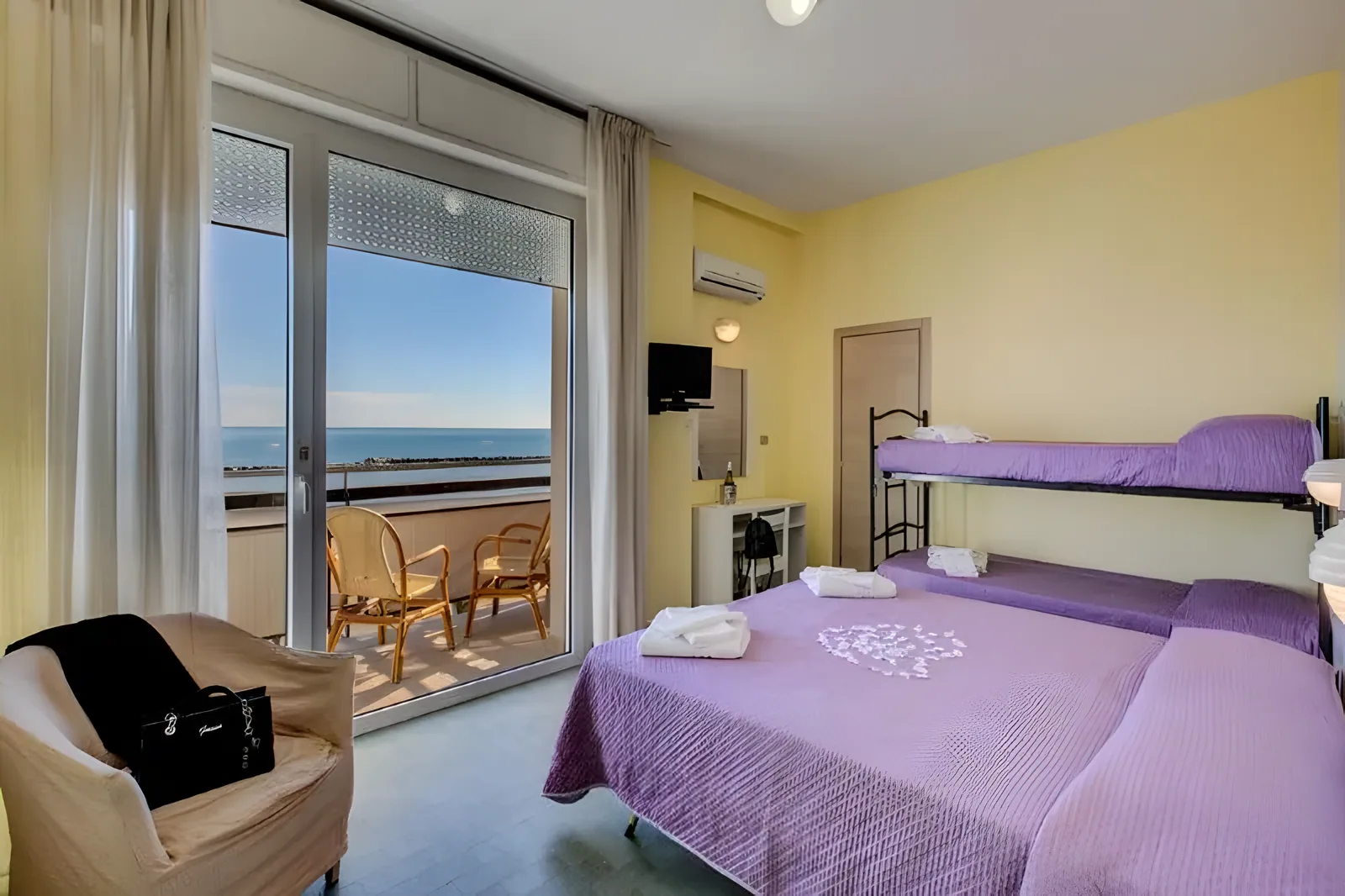 Bračna soba sa balkonom s pogledom na more i krevetom na sprat za dvoje · Hotel Barone, Viserbella