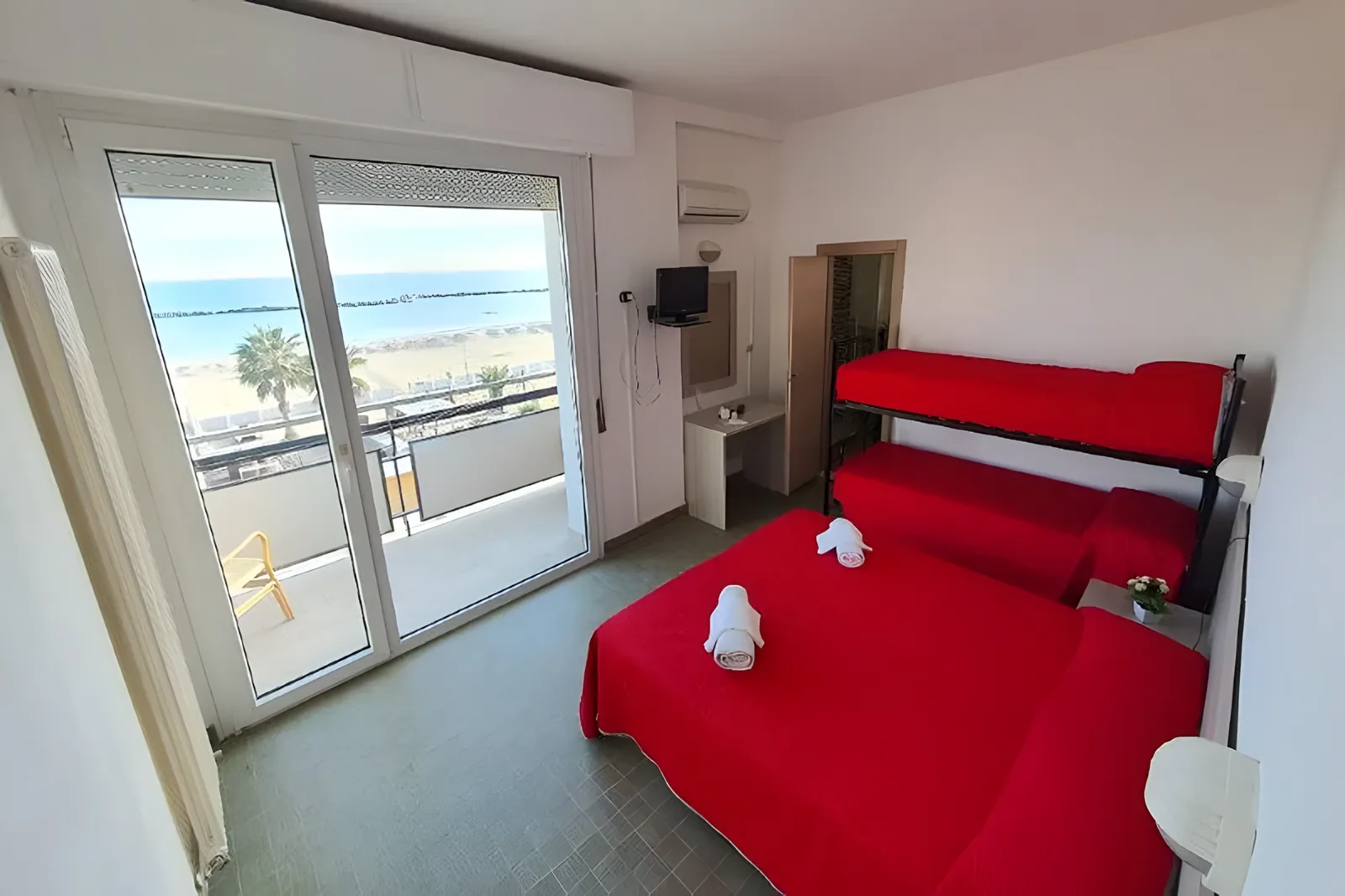 Soba sa pogledom na plažu, krevetima na sprat i pristupom balkonu · Hotel Barone, Viserbella