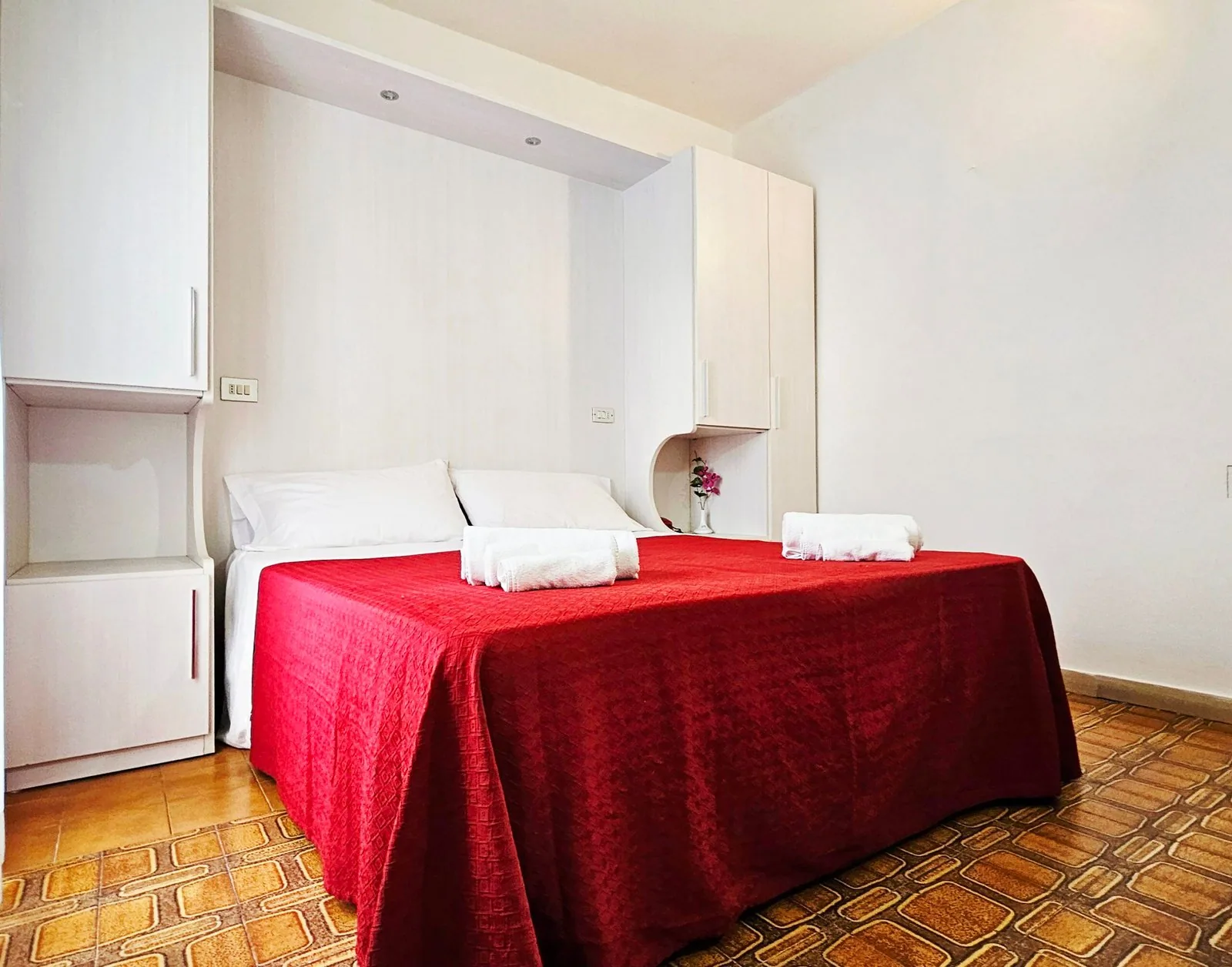 Soba sa bračnim krevetom i ormanom · Hotel Bel Air, Marebello