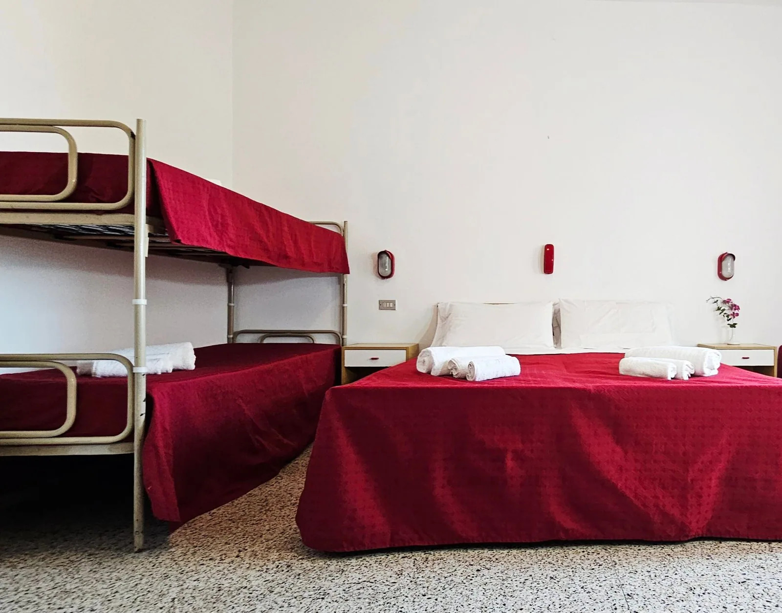 Soba sa krevetom na sprat i bračnim krevetom · Hotel Bel Air, Marebello