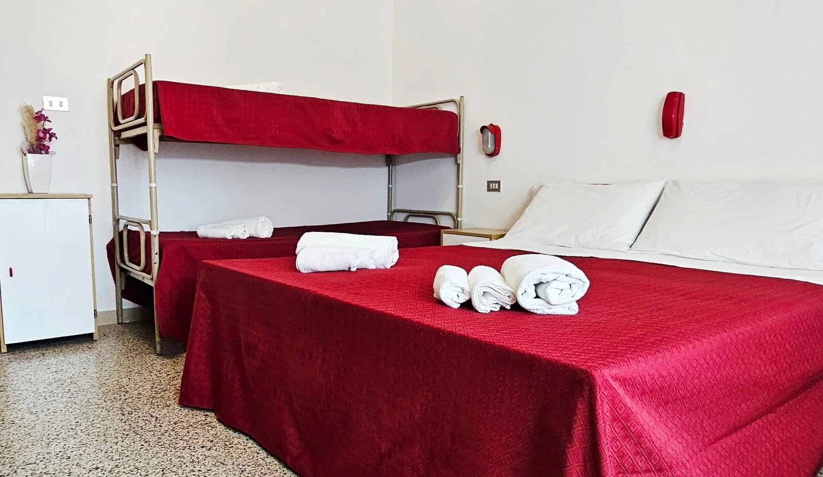 Soba sa krevetom na sprat i peškirima · Hotel Bel Air, Marebello