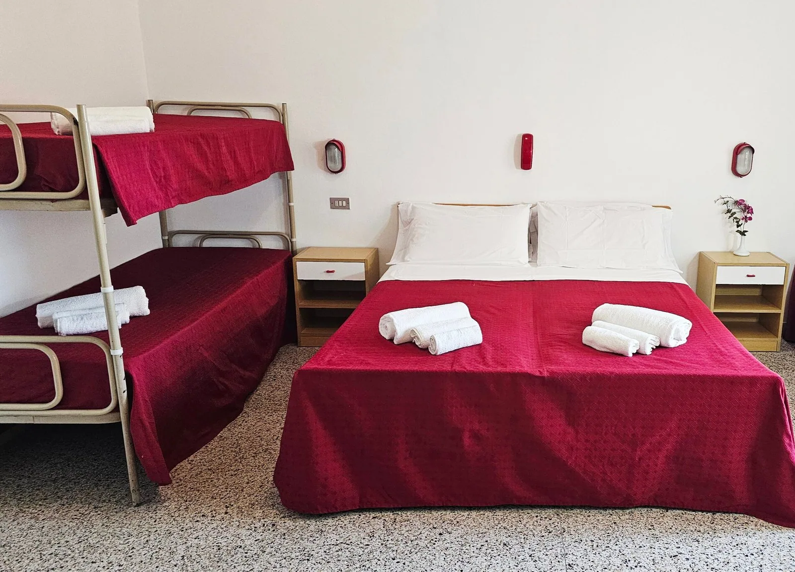 Soba sa krevetom na sprat i noćnim stočićima · Hotel Bel Air, Marebello