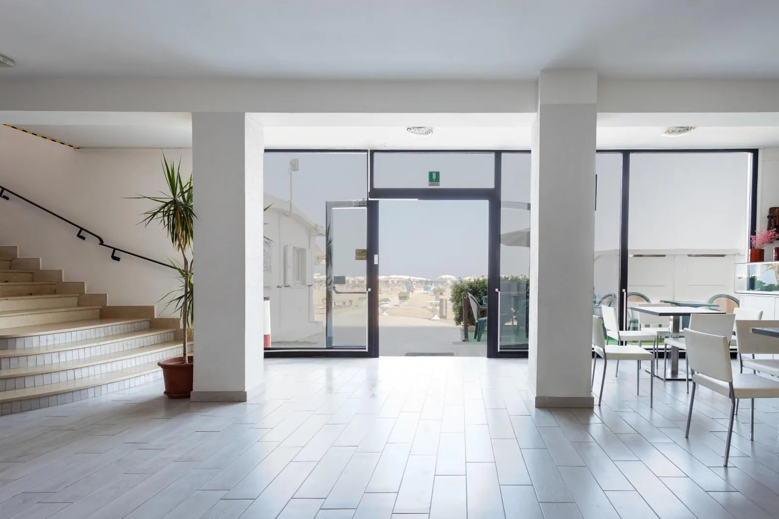 Hol sa stepenicama i staklenim ulazom · Hotel Blumen, Viserba