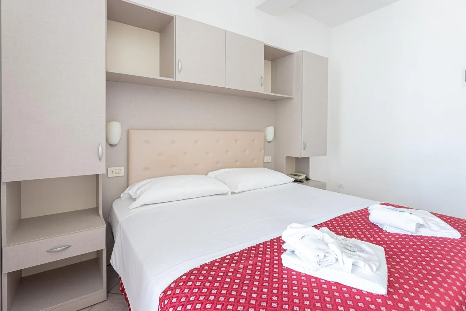 Soba sa bračnim krevetom i ormarićima · Hotel Blumen, Viserba