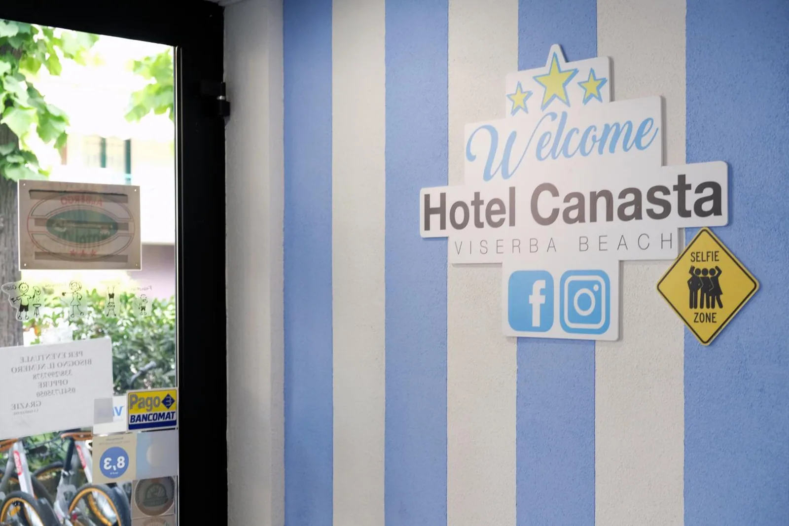Ulazna vrata sa dekorativnim zidnim natpisom · Hotel Canasta, Viserba