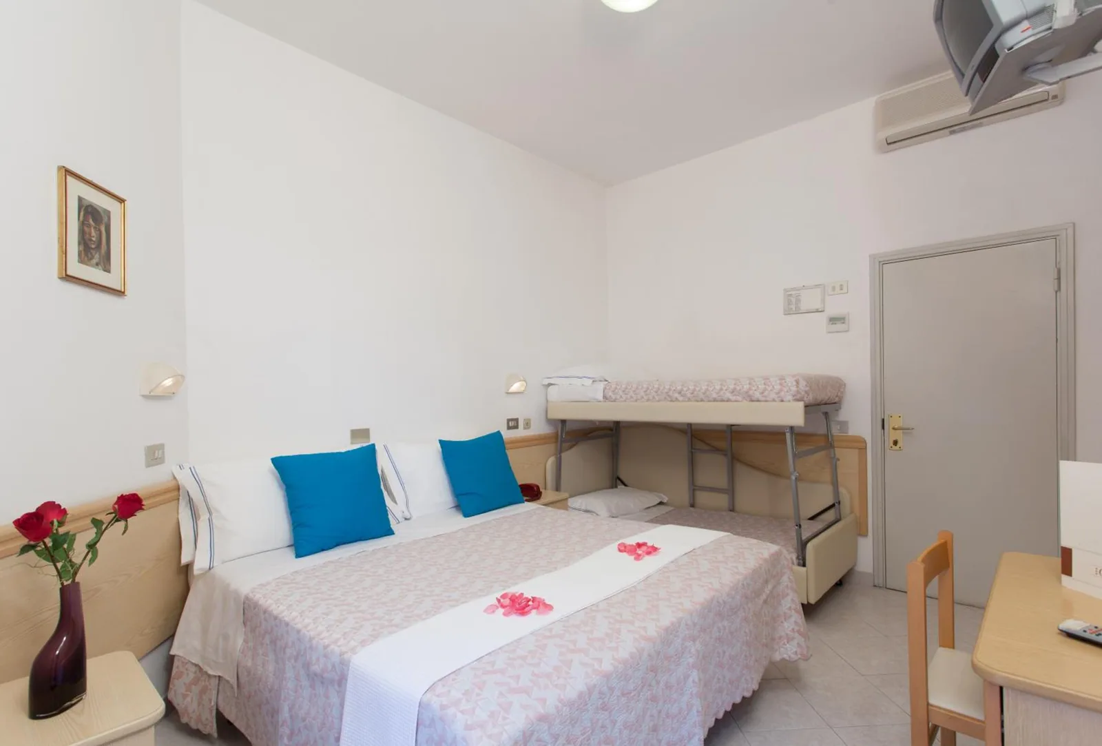 Soba sa bračnim krevetom i spratnim krevetom · Hotel Cola, Bellaria - Igea Marina