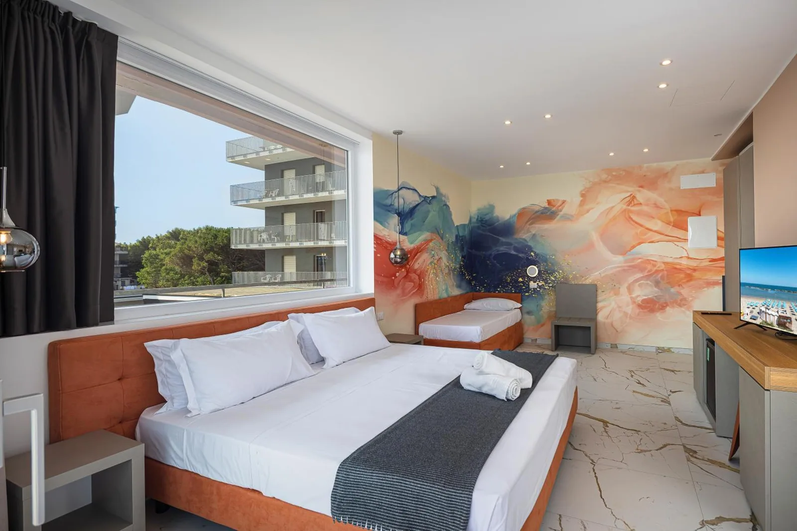 Soba sa krevetom i pogledom kroz prozor · Hotel Cola, Bellaria - Igea Marina