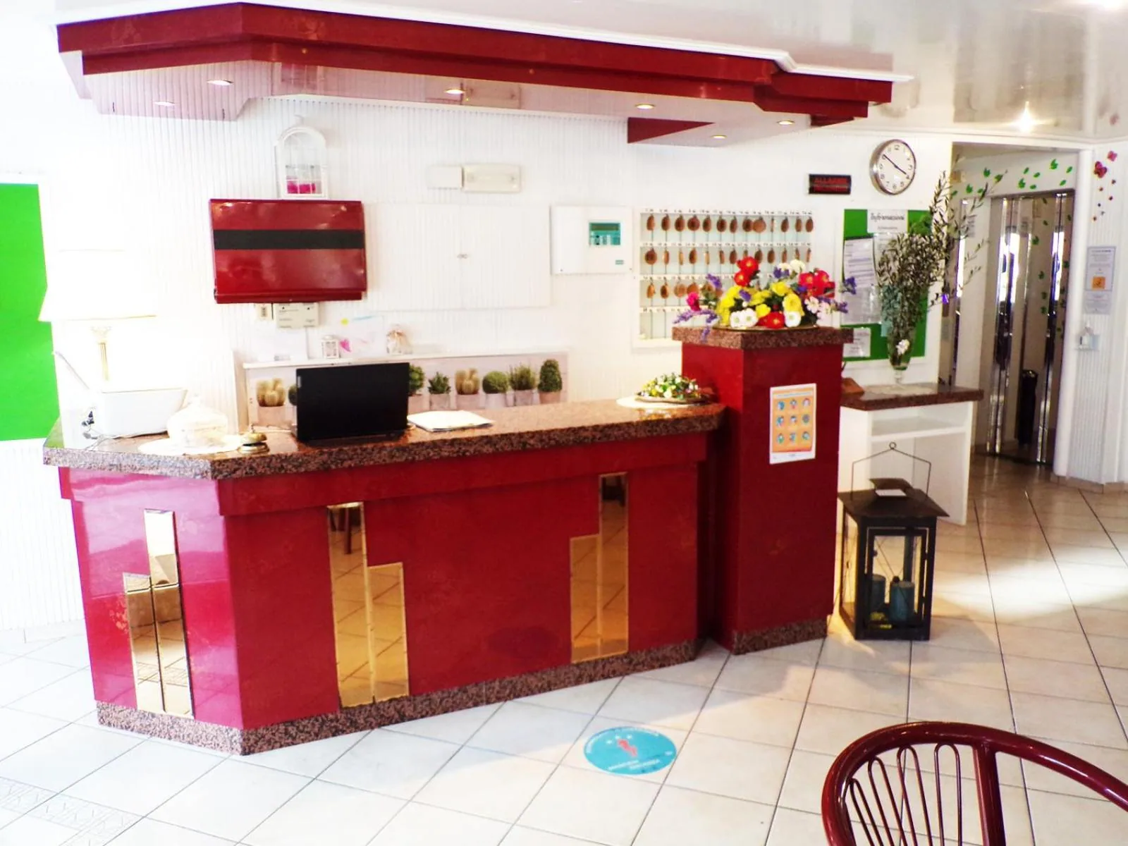 Recepcija sa pultom i cvećem · Hotel Crystal, Torre Pedrera