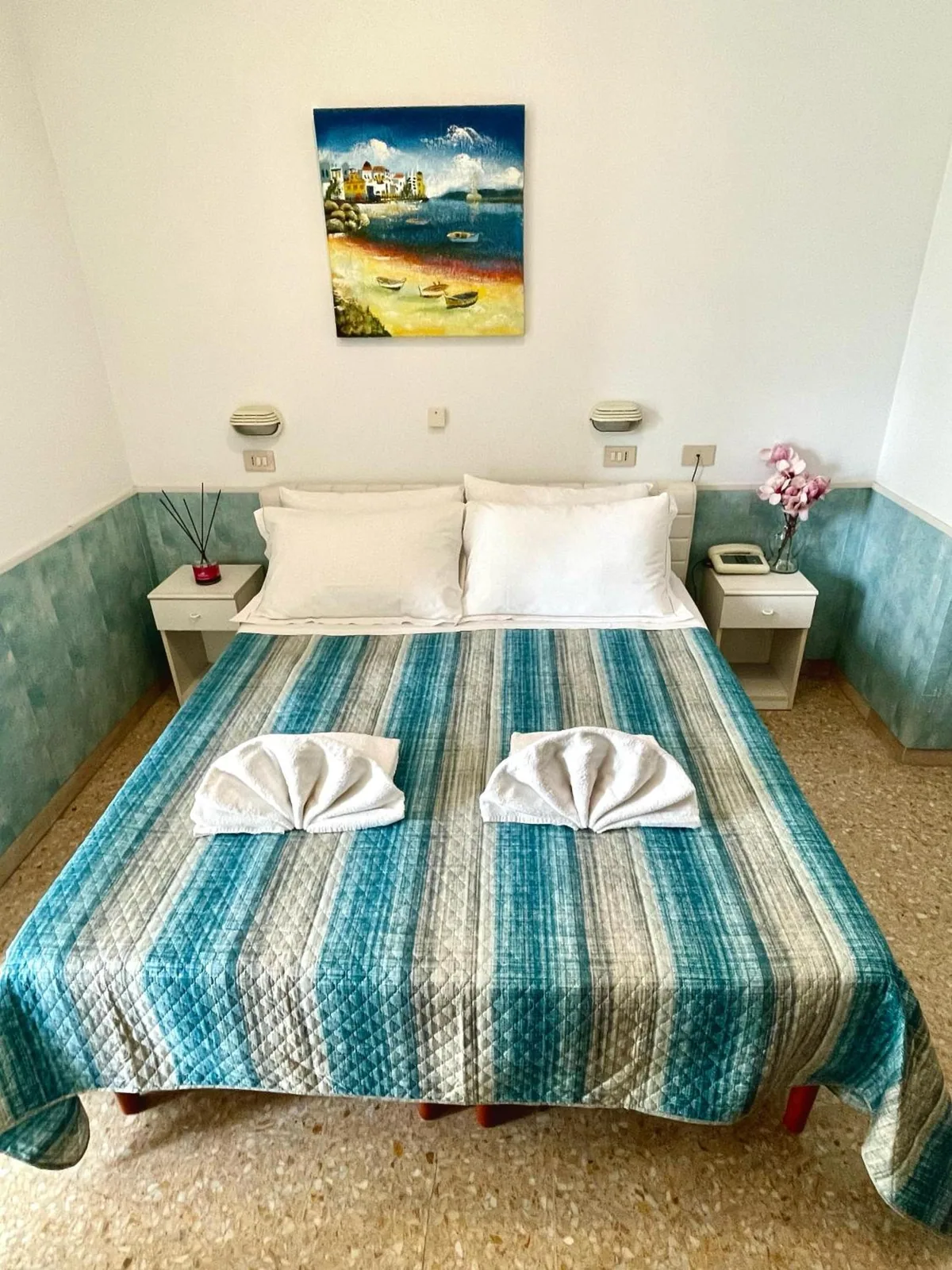 Soba sa krevetom i slikom na zidu · Hotel Crystal, Torre Pedrera