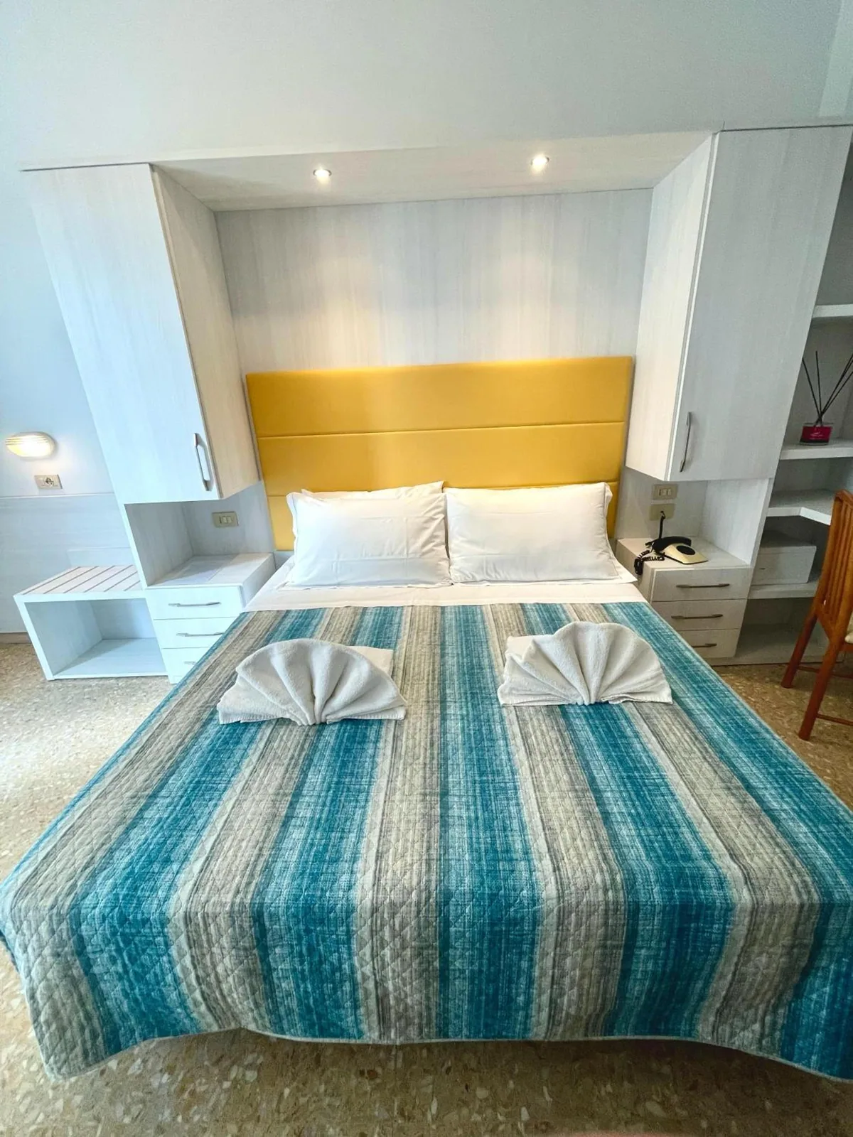 Soba sa krevetom i ugrađenim ormarima · Hotel Crystal, Torre Pedrera