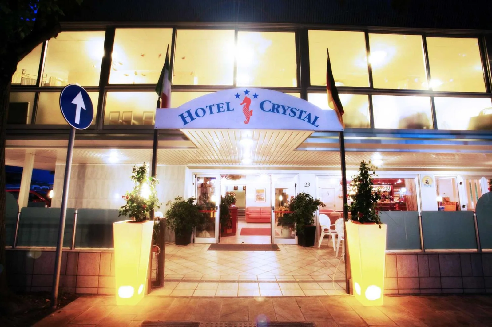 Ulaz u hotel noću sa osvetljenjem · Hotel Crystal, Torre Pedrera